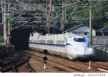 新関門トンネルを出て新下関駅を通過するN700S 新関門トンネルを出て新下関駅を通過するN700S 101377854