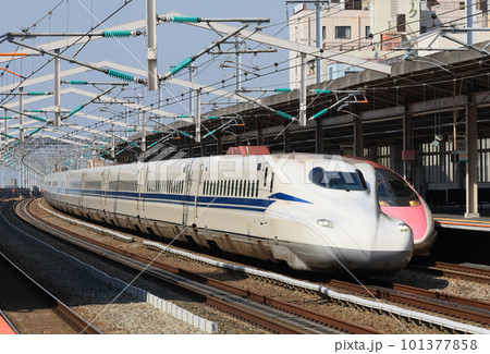 西明石駅でこだまを追抜くN700Sのぞみ 西明石駅でこだまを追抜くN700Sのぞみ 101377858