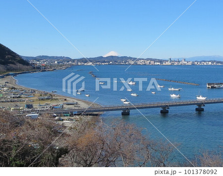 走水小学校バス停横から見た横須賀市街と富士山 走水小学校バス停横から見た横須賀市街と富士山 101378092