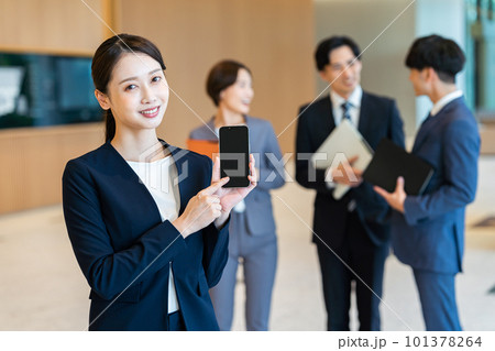 スマホを持つビジネスウーマン 101378264