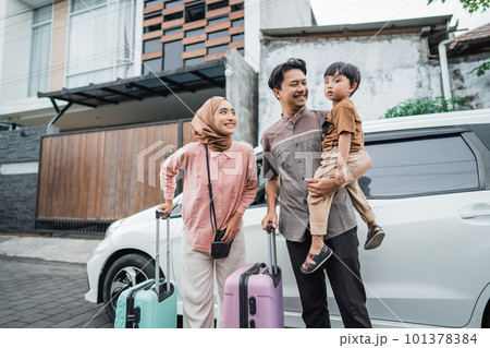 beautiful muslim family with suitcase travelling by car 101378384