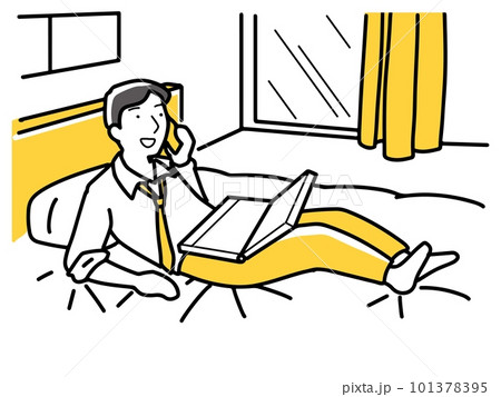 ベッドでモバイルで仕事するビジネスマン 101378395