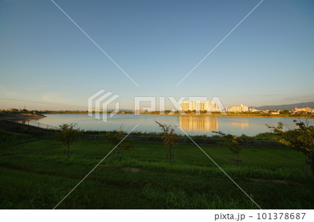 大阪狭山池の風景 101378687