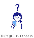 スマホを持ってクエスチョンマークを浮かべる女性 101378840