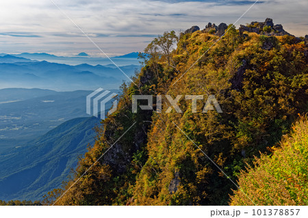 妙高山北峰から見る秋色の南峰と富士山遠望 妙高山北峰から見る秋色の南峰と富士山遠望 101378857