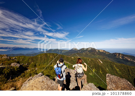 妙高山山頂から火打山・北アルプス方面を眺める登山者 妙高山山頂から火打山・北アルプス方面を眺める登山者 101378860