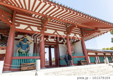 大阪・四天王寺中門の仁王像（2023年4月4日撮影） 101379104