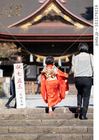 七五三のお参りをする家族 101379216