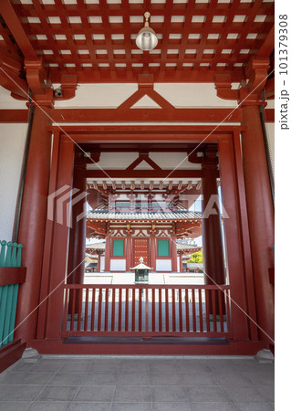 大阪・四天王寺の中門から見える五重塔（2023年4月4日撮影） 101379308