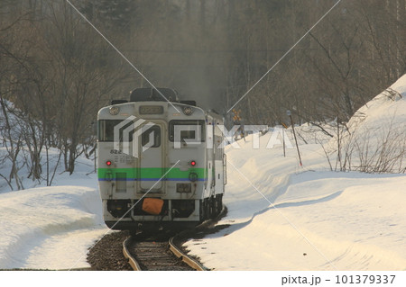 雪の中を走るキハ40　函館本線山線　比羅夫駅 101379337