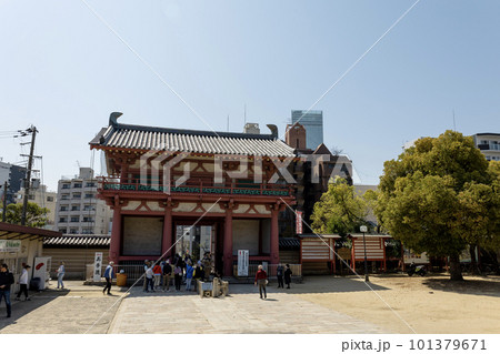 大阪・四天王寺の南大門（2023年4月4日撮影） 101379671