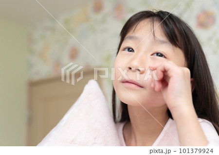 ベッドで眠る小学生の女の子 ベッドで眠る小学生の女の子 101379924