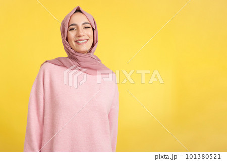 Happy muslim woman smiling at the camera 101380521