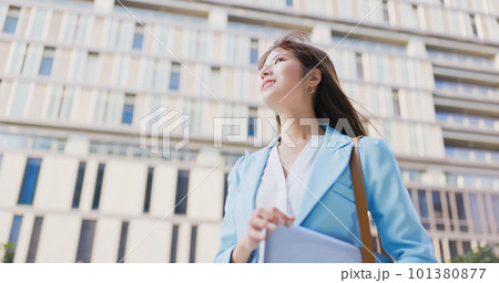 confident business woman portrait 101380877