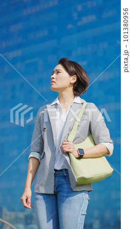 confused business woman 101380956