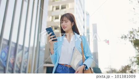 businesswoman use mobile businesswoman use mobile 101381009