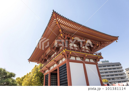 大阪・四天王寺の極楽門＜西大門＞（2023年4月4日撮影） 101381114