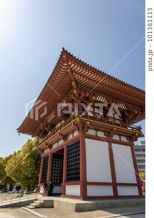 大阪・四天王寺の極楽門＜西大門＞（2023年4月4日撮影） 101381115