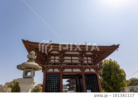 大阪・四天王寺の極楽門<西大門>(2023年4月4日撮影) 大阪・四天王寺の極楽門<西大門>(2023年4月4日撮影) 101381117