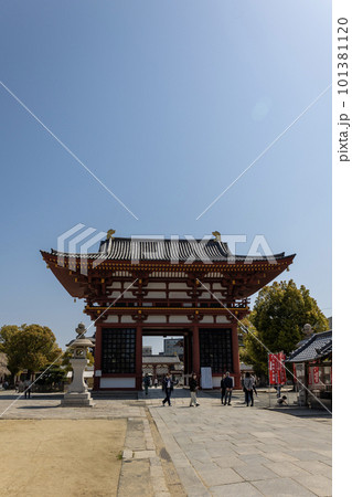 大阪・四天王寺の極楽門＜西大門＞（2023年4月4日撮影） 101381120