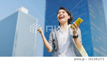 businessfemale use mobile phone 101381272