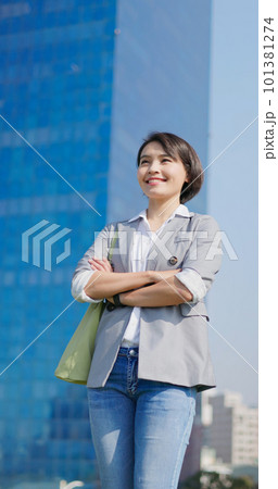 businessman has crossed arms 101381274