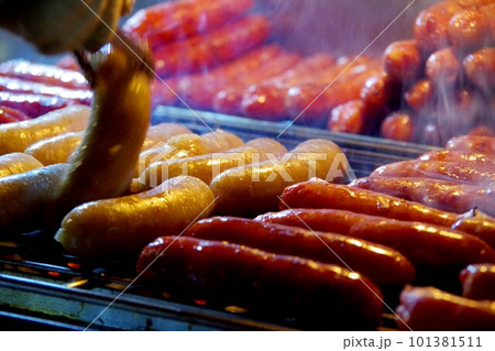 台湾夜市の名物　台湾ソーセージ　香腸 101381511