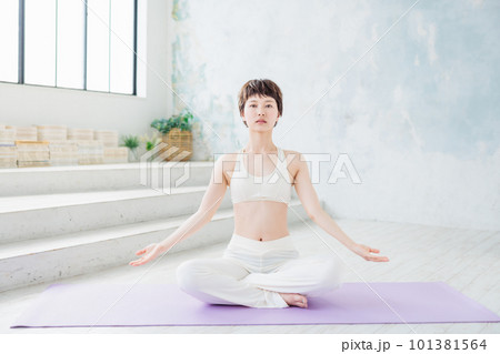 ヨガをする若い女性 101381564