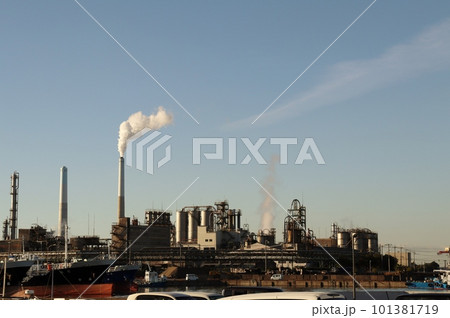 徳山港に面する周南コンビナートの夜明け 徳山港に面する周南コンビナートの夜明け 101381719