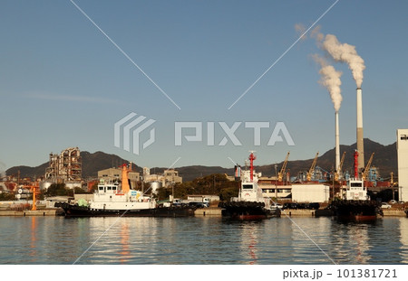 徳山港に面する周南コンビナートの夜明け 徳山港に面する周南コンビナートの夜明け 101381721