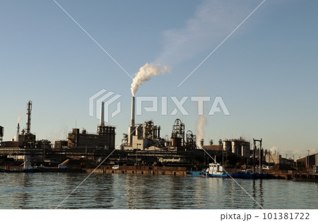 徳山港に面する周南コンビナートの夜明け 101381722