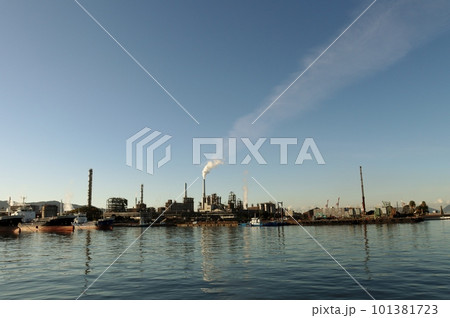 徳山港に面する周南コンビナートの夜明け 徳山港に面する周南コンビナートの夜明け 101381723