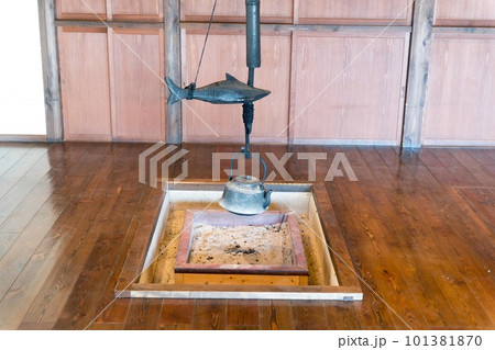 板の間にしつらえられた囲炉裏 101381870