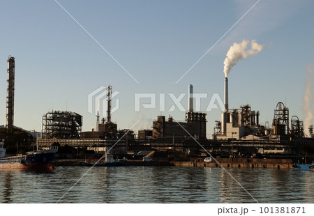 徳山港に面する周南コンビナートの夜明け 101381871