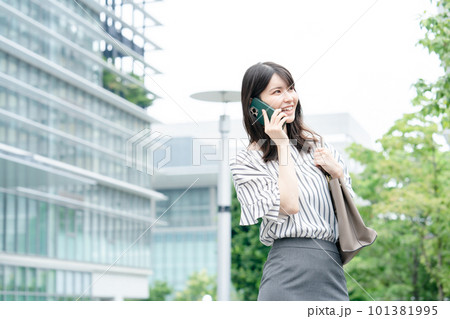 ビジネス　スマホ　女性 101381995