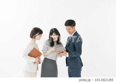 ビジネス 3人 タブレット ビジネス 3人 タブレット 101382189