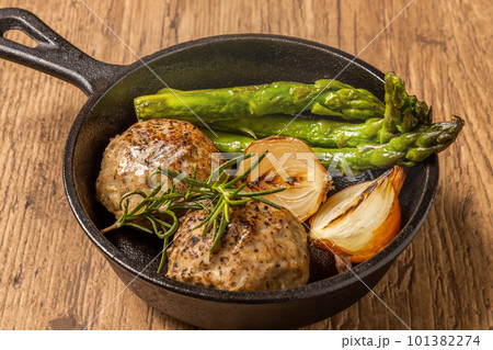 ハンバーグ、ミートボール　Homemade hamburger steak  101382274
