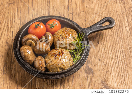 ハンバーグ、ミートボール　Homemade hamburger steak  101382276