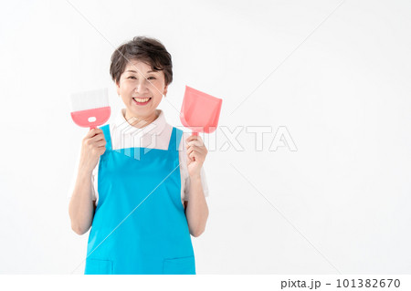 エプロンの女性 ほうき ちりとり エプロンの女性 ほうき ちりとり 101382670