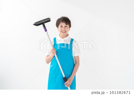 エプロンの女性　床掃除 101382671