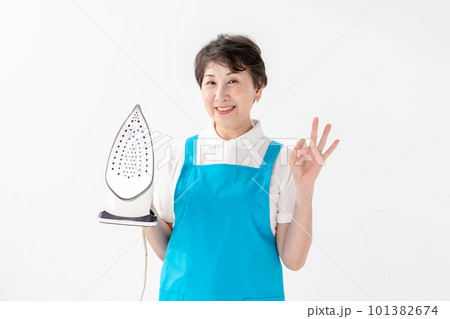 エプロンの女性　アイロン　OK 101382674