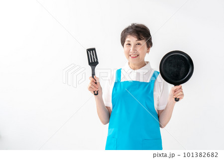 エプロンの女性 料理 エプロンの女性 料理 101382682