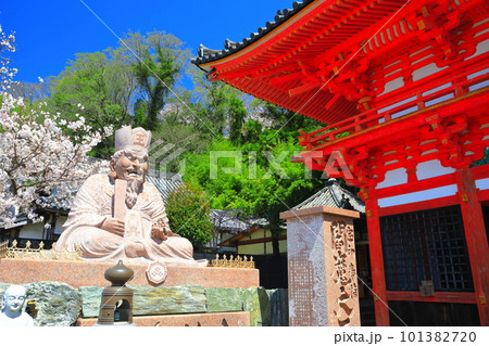 【和歌山県】満開の桜と紀三井寺(楼門) 【和歌山県】満開の桜と紀三井寺(楼門) 101382720