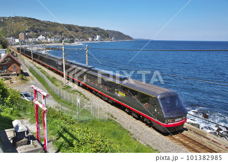 海沿いを走る伊豆急リゾート21、黒船電車 海沿いを走る伊豆急リゾート21、黒船電車 101382985