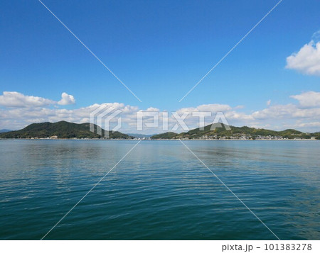 広島県尾道市　百島の北部の風景　向こう岸に見える浦崎町 101383278