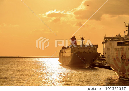 夕日に染まる大型フェリー 101383337