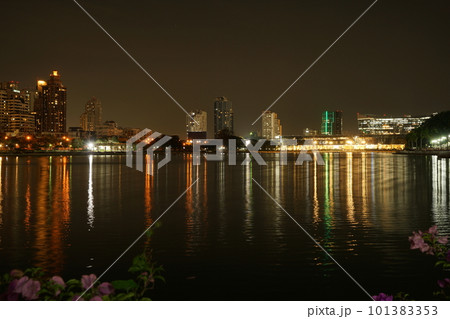 タイ王国首都バンコク、ベンジャキティ公園から見たクイーンシリキット国際会議場と周辺環境 101383353