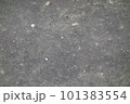 ひび割れたアスファルトの道路 101383554