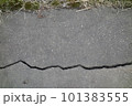 ひび割れたアスファルトの道路 101383555