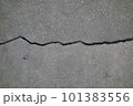 ひび割れたアスファルトの道路 101383556